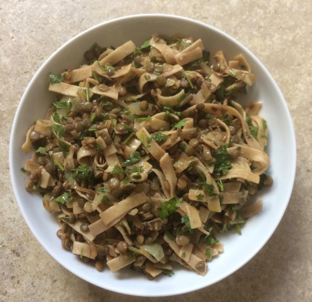 Green lentils with pasta and onions