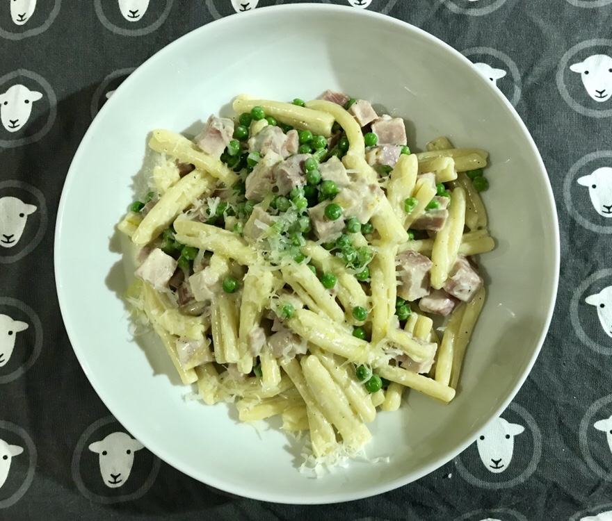 Creamy pea and ham&nbsp;pasta
