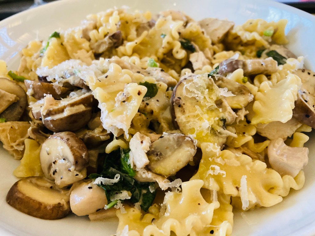 Pasta with basil, mushrooms and&nbsp;chicken