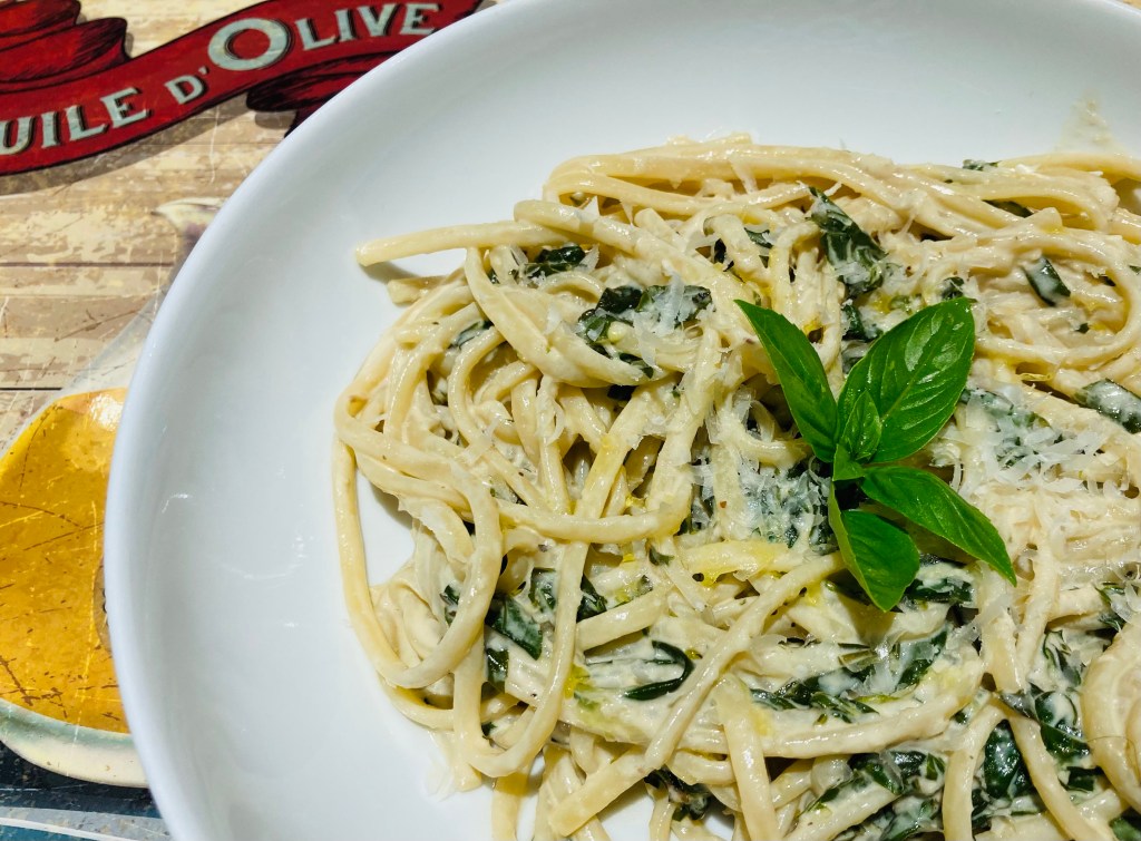 Linguine with sour cream and basil&nbsp;sauce