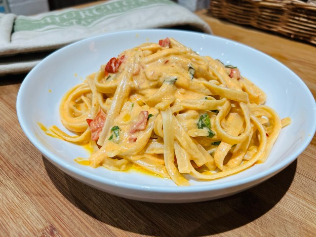 Linguine with feta, tomato and basil